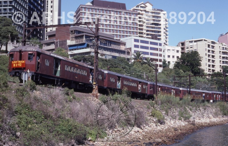 LAST SINGLE-DECK SUBURBAN ELECTRIC TRAIN FROM LAVENDER BAY SIDINGS NORTH SYDNEY, LAVENDER BAY, NSW, 11 JANUARY 1992