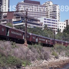 LAST SINGLE-DECK SUBURBAN ELECTRIC TRAIN FROM LAVENDER BAY SIDINGS NORTH SYDNEY, LAVENDER BAY, NSW, 11 JANUARY 1992